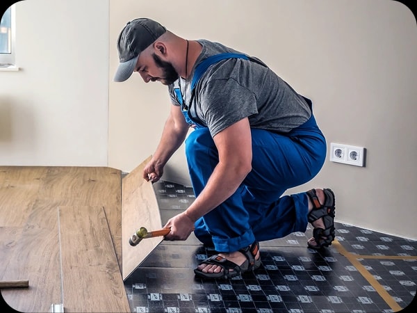 Fachmann beim Verlegen des Bodens bei einer Hausrenovierung