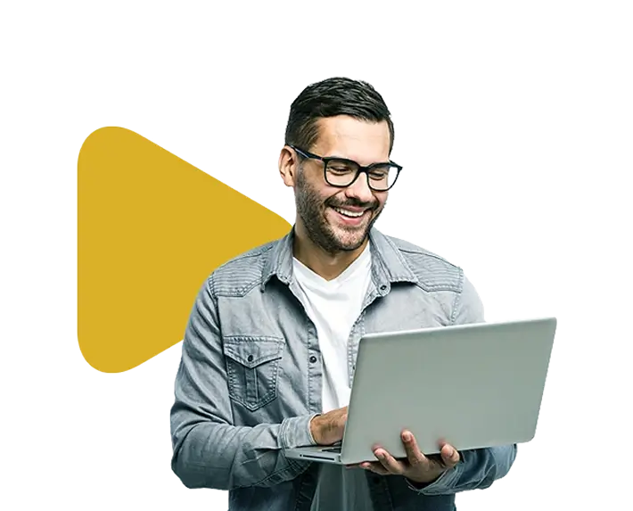 Hombre haciendo una simulación de crédito personal en el portátil