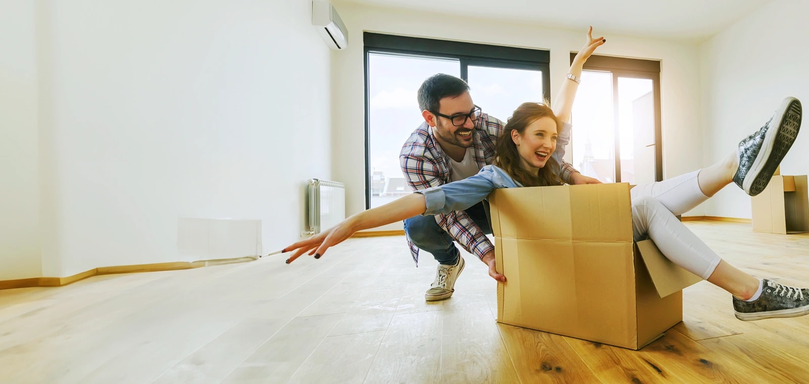 Pareja joven simulando el crédito hipotecario para comprar su primera casa