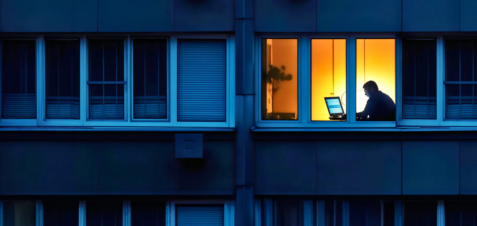 Casa con paneles solares en el tejado al final de la tarde