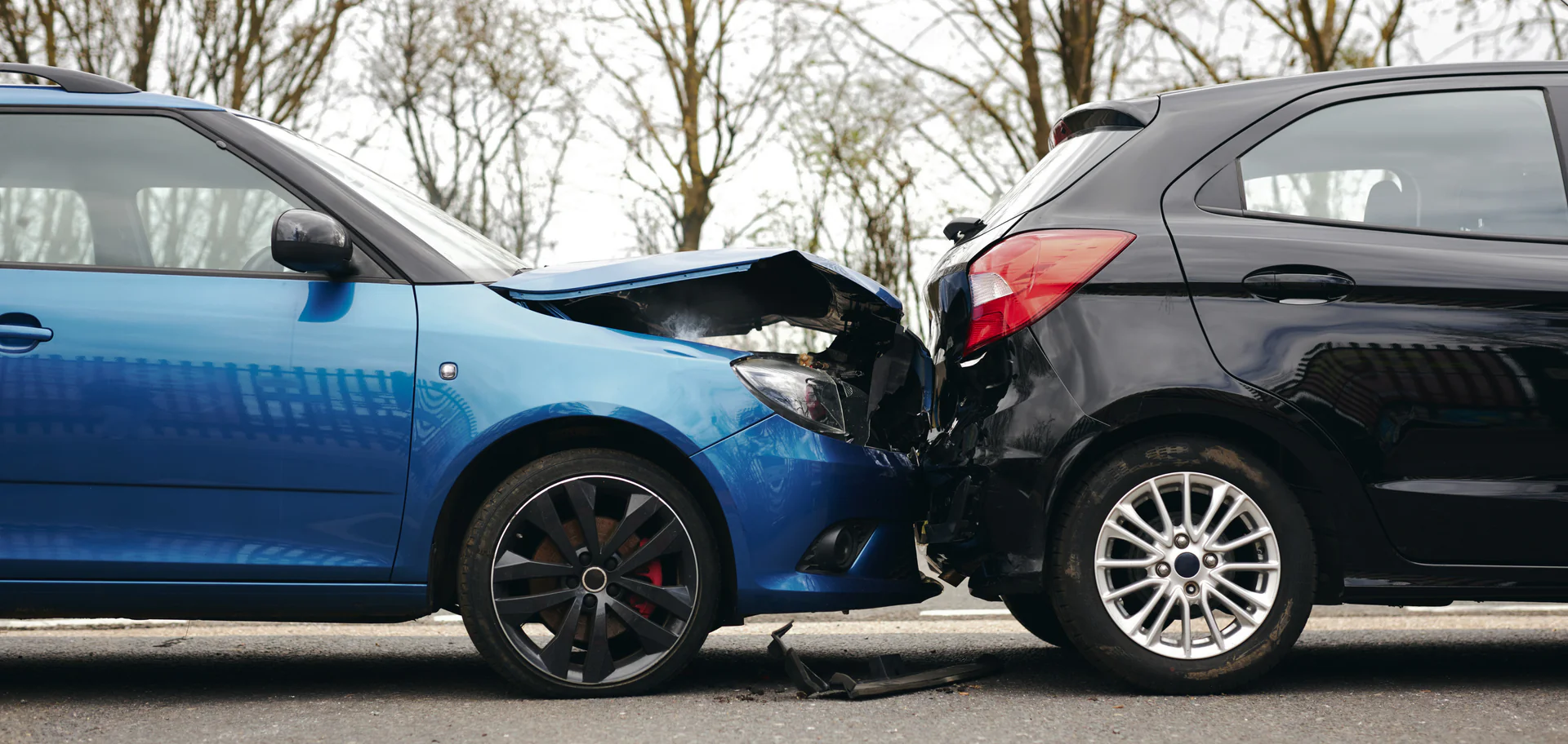 Dos coches tras una colisión trasera, siniestro cubierto por el seguro de automóvil