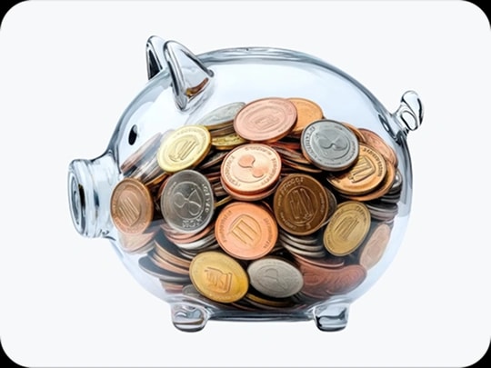 Hucha transparente llena de monedas, símbolo de los beneficios fiscales