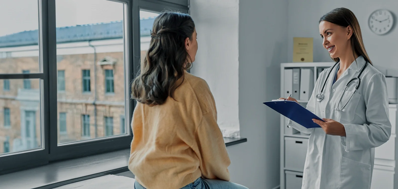 Médica atendiendo a una paciente en consulta con seguro de salud