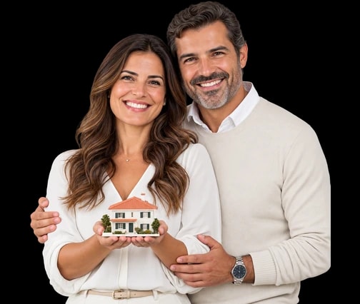 Fotografia ilustrativa de um casal a segurar uma pequena maqueta de casa